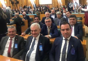 kacar-grupfotonun-arkada-isik-alan-bolumlerini-kesip-atver